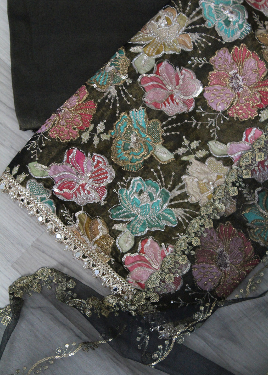 Tissue floral and embroidered unstitch suit