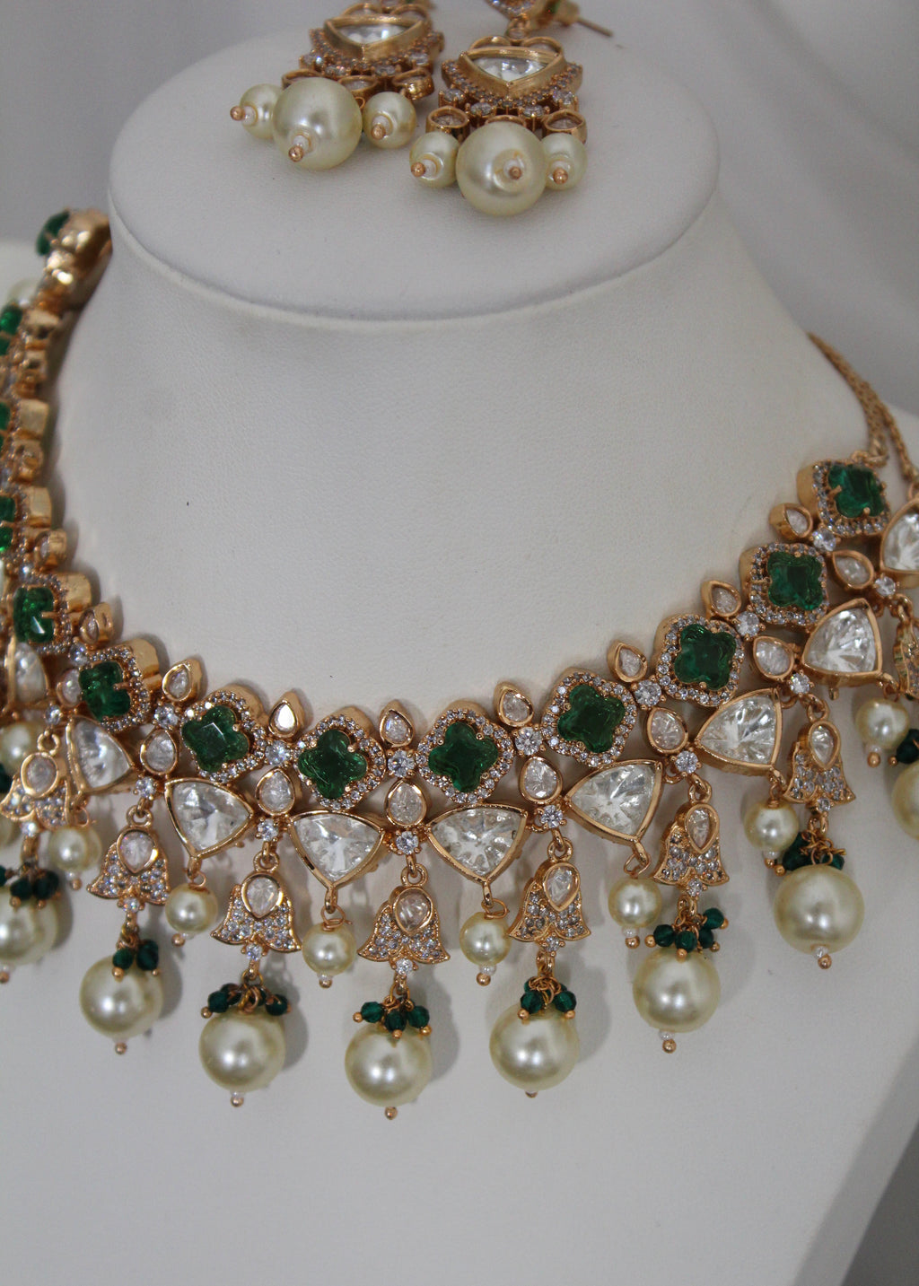 Kristin Tiyanni Kundan set