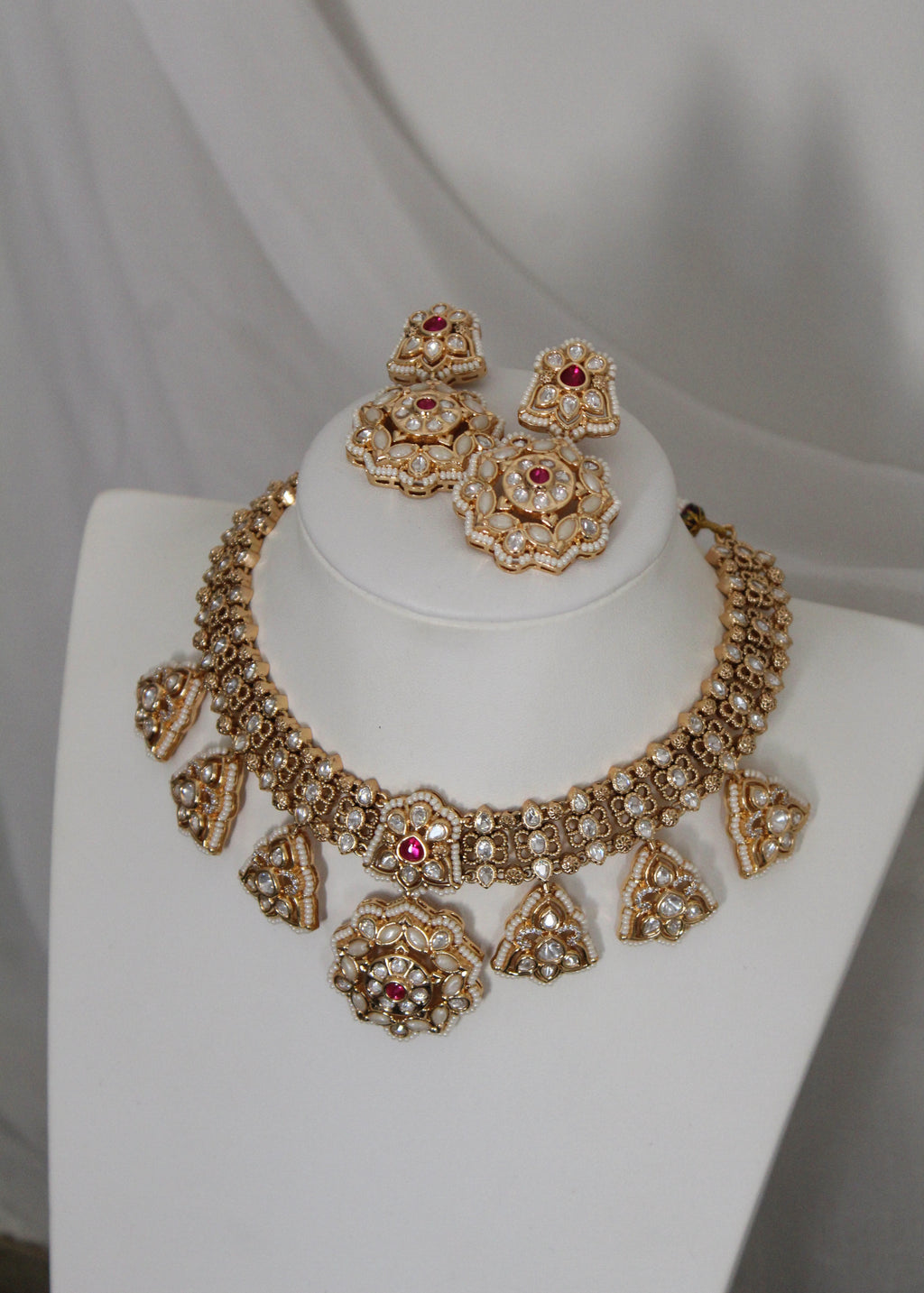 Myra Tiyanni Kundan set